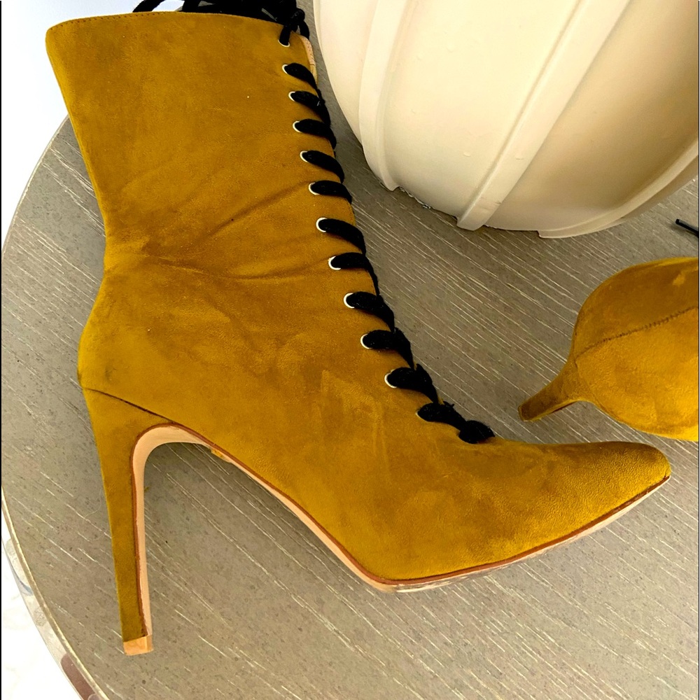 Heel suede boots with shoe lace